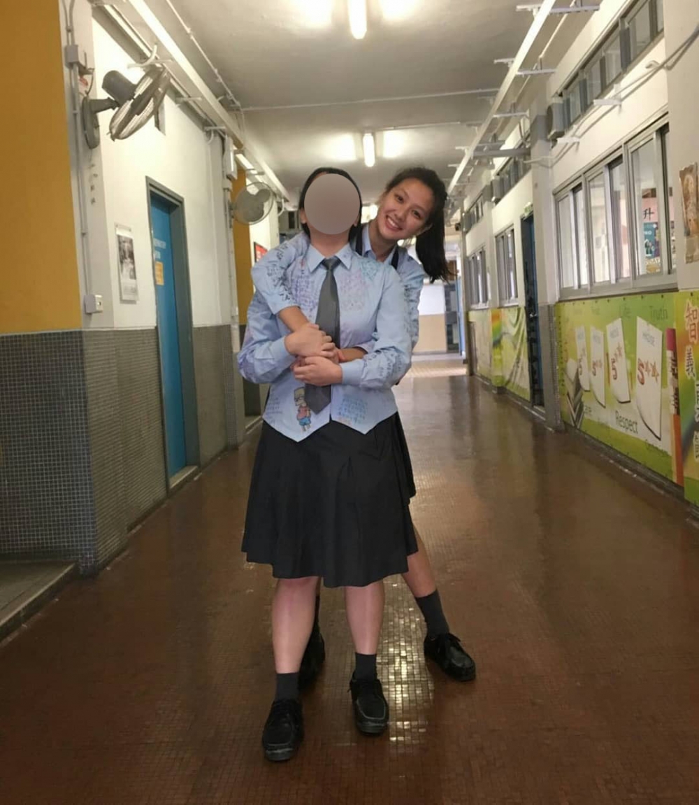 Mandy著上校服十分清純