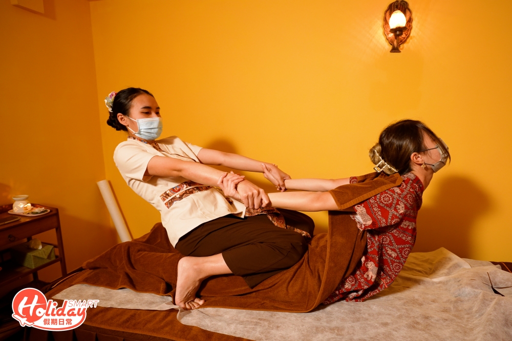 既然是正宗泰式按摩店，最受歡迎當然是泰式古法按摩，以按、摸、拉、揉、捏等傳統手法，再結合瑜伽和經絡穴道原理，將筋骨和肌肉作完整的伸展和舒緩，刺激全身血液循環。