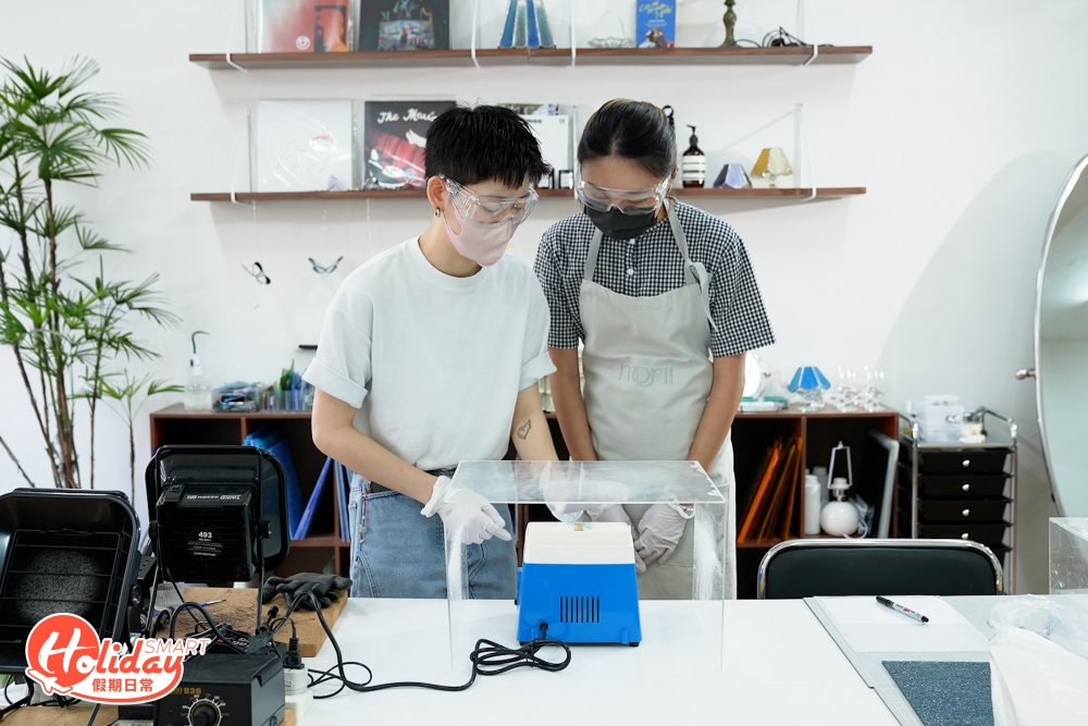 在製作的過程會有專業導師親身教導,導師示範完每個步驟後,會從旁監督,雖然過程是涉及利器,但場地會提供保護用具,所以不用擔心會被玻璃割傷。