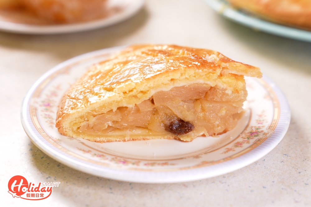 新鮮出爐的蘋果批香噴噴，火候剛好，餅皮焗至金黃色，足有3cm厚，華輝的蘋果批分為大批和細批，不少網民指「食蘋果批一定要三角批」，即是大批切件，貪其餡料更飽滿，華輝的蘋果批食落味道偏酸酸甜甜，反而沒英式肉桂蘋果批般甜膩。