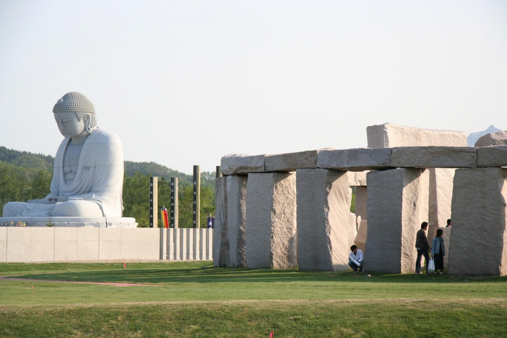 巨石陣！旁邊的大佛當時還是一尊普通的佛像。