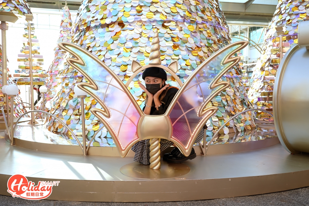 轉眼間來到獨角獸聖誕樹花園，周圍都是閃亮聖誕樹和發光獨角獸，還有多個獨角獸造型打卡位，包括翅膀、椅子及冬甩等，可以近距離跟獨角獸合照。