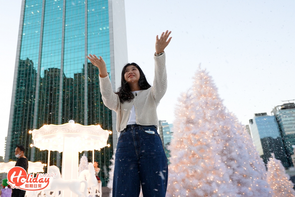 另一看點是白色飄雪場景，逢週末及公眾假期會進行浪漫飄雪節目，將原本純白色的聖誕樂園增添濃厚冬日氣氛！