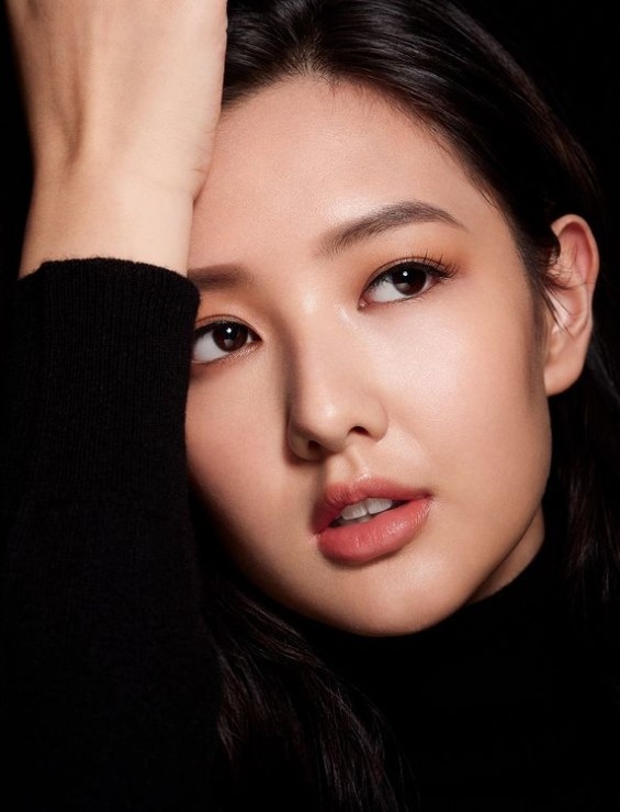 因為高挑身型同靚樣，Mandy受到唔少關注，更獲稱為「港版朴敏英」