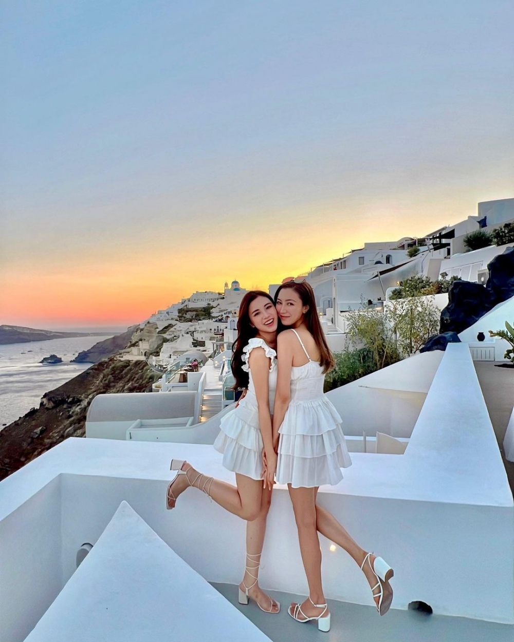 網紅張欣欣亦被爆同妹妹張芊芊喺歐洲同一名神秘男子同行
