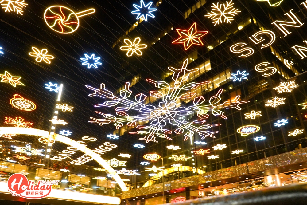 尖東麼地道附近的建築物都掛上五光十色的燈飾，麼地里抬頭望上天空，一片五光十色的燈海映入眼簾。