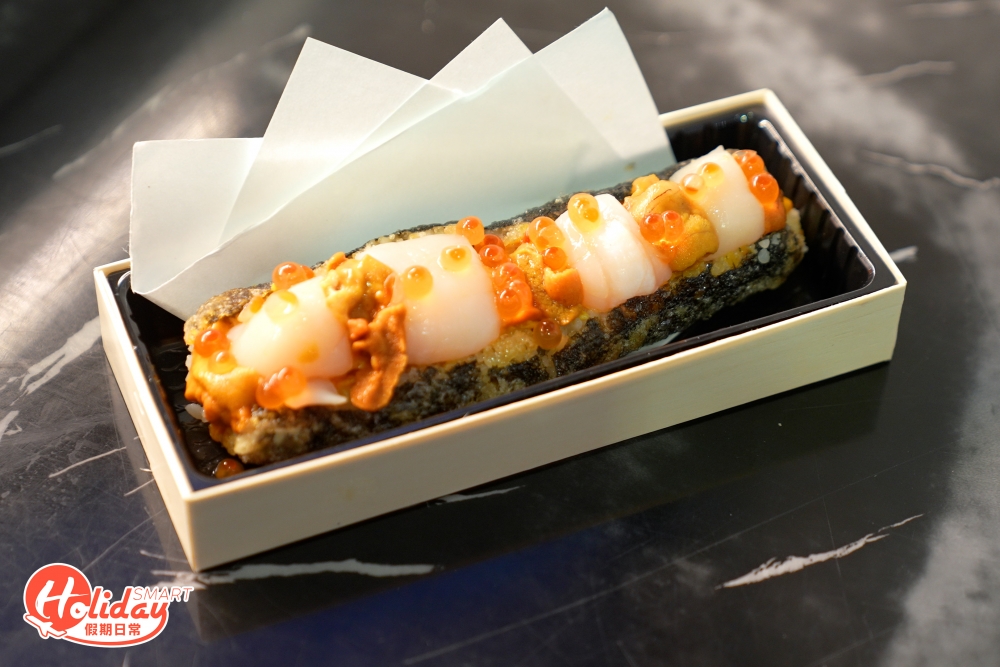 另外海膽迷更必嚐海膽炸壽司，紫菜經油炸至脆口，再放上鮮甜濃郁的海膽和肥美帶子，口感層次豐富。