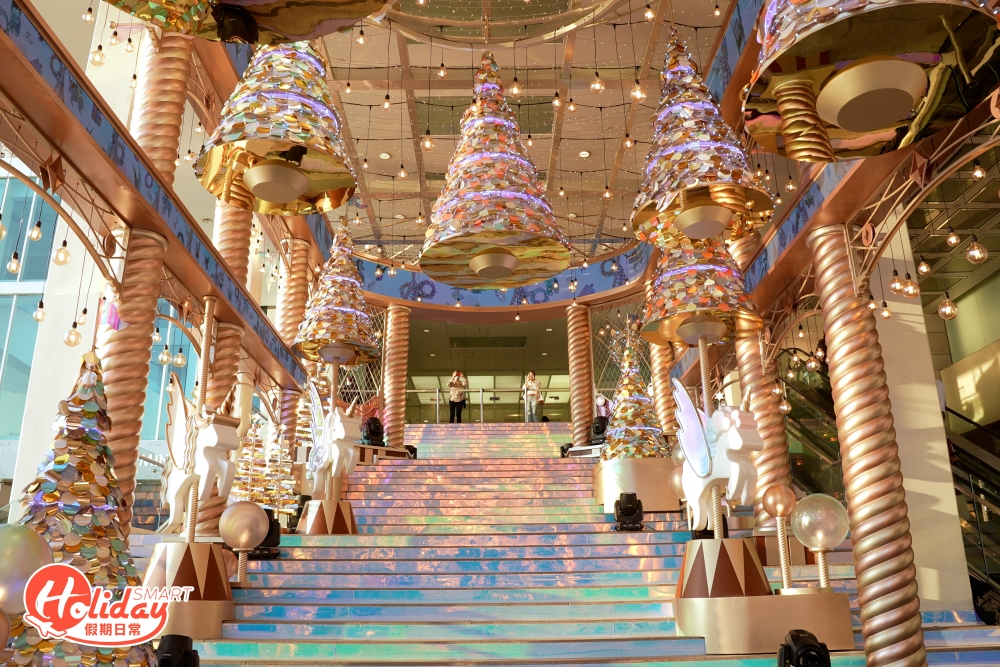 商場正門大樓梯是每年聖誕必影打卡位之一，設有最大型「獨角獸 Merry-Go-Round」，由10多棵吊在空中的聖誕樹組成，搖身一變成獨角獸宮殿，兩隻巨型翅膀於宮殿入口展開，整個天花佈滿數百盞「閃閃星燈」。