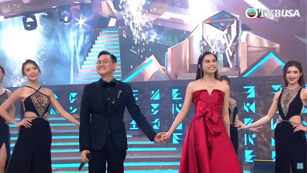 學友同Gin Lee(李幸倪)合唱《日出時讓街燈安睡》。