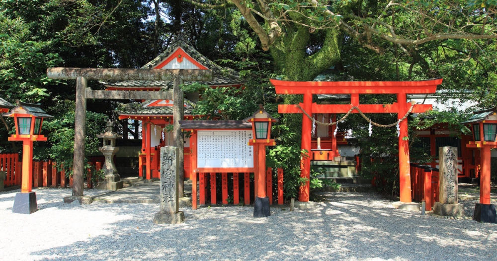 「鳥居」在傳說中係神明的神域地帶和人類的世俗世界之間的分隔界線,走過鳥居代表進入神的領域!