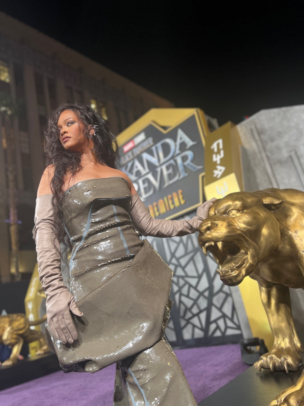 Rihanna除了獻唱電影主題曲，更以另類的方式出現在電影中～