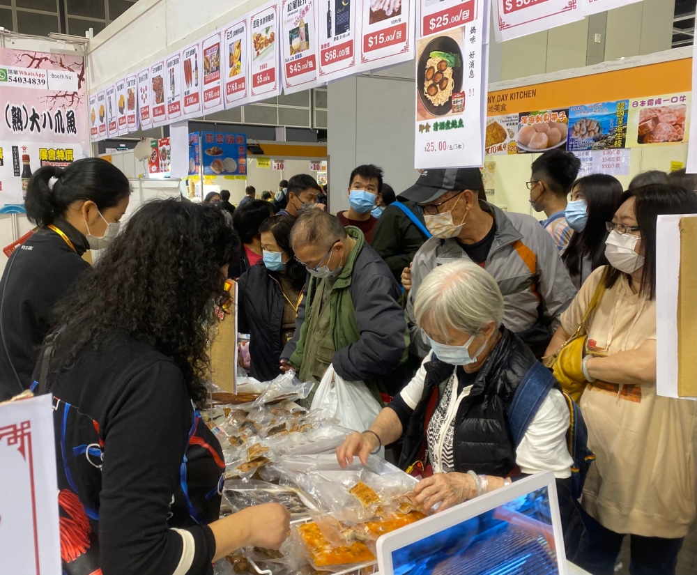 去年參展攤位超過800個,總入場人次更高達105萬,不少參展商都趁著美食博覽減價吸客,紛紛推出會場限定優惠,包括快閃價、超值福袋和「$1優惠」等。