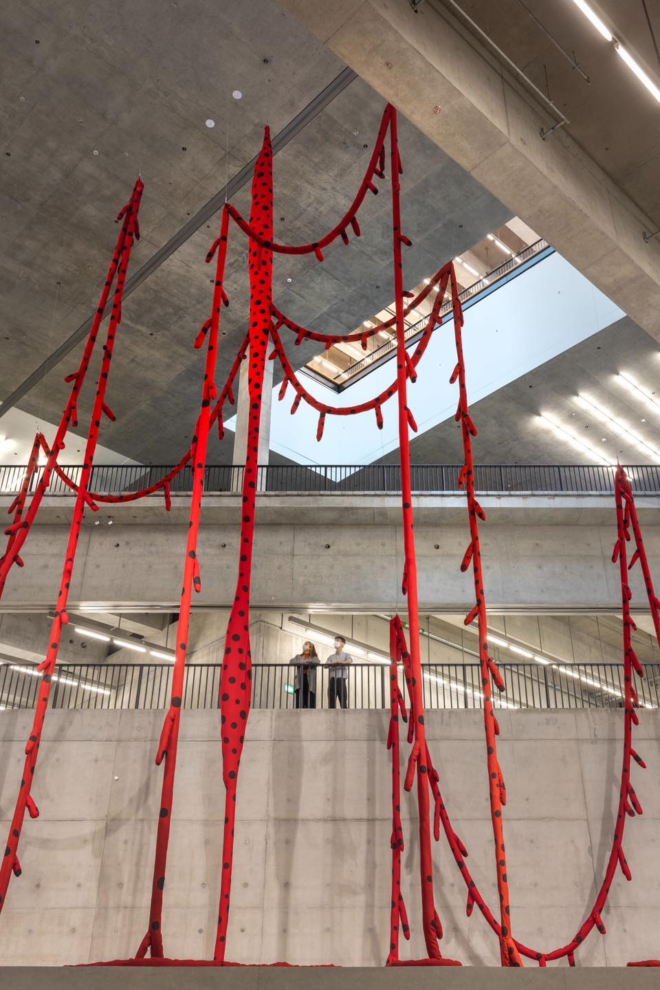 今次重新創作，卻以色彩鮮艷呈現，象徵死亡後重生的時刻。