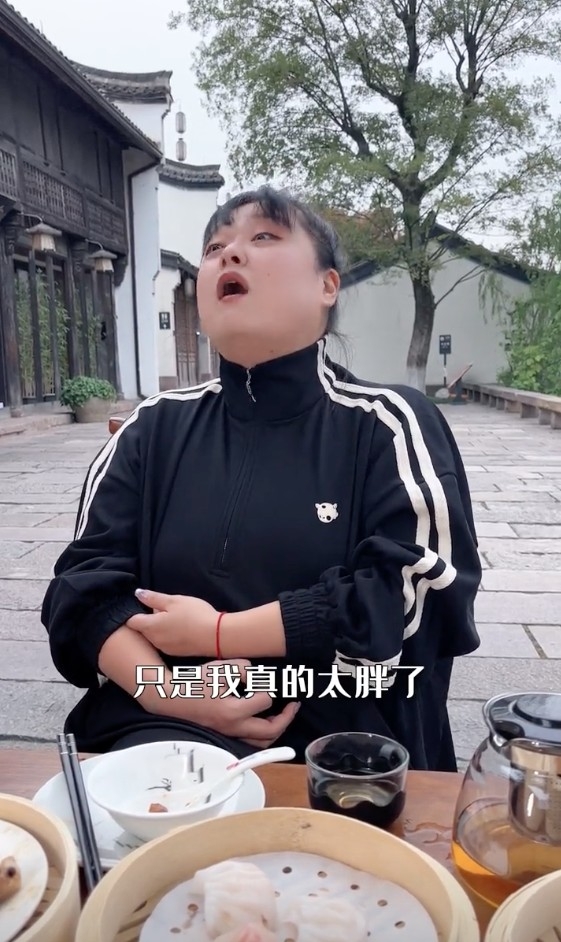 細細粒稱佢想拍拖,只係礙於身型所限,無咩男生接近佢。
