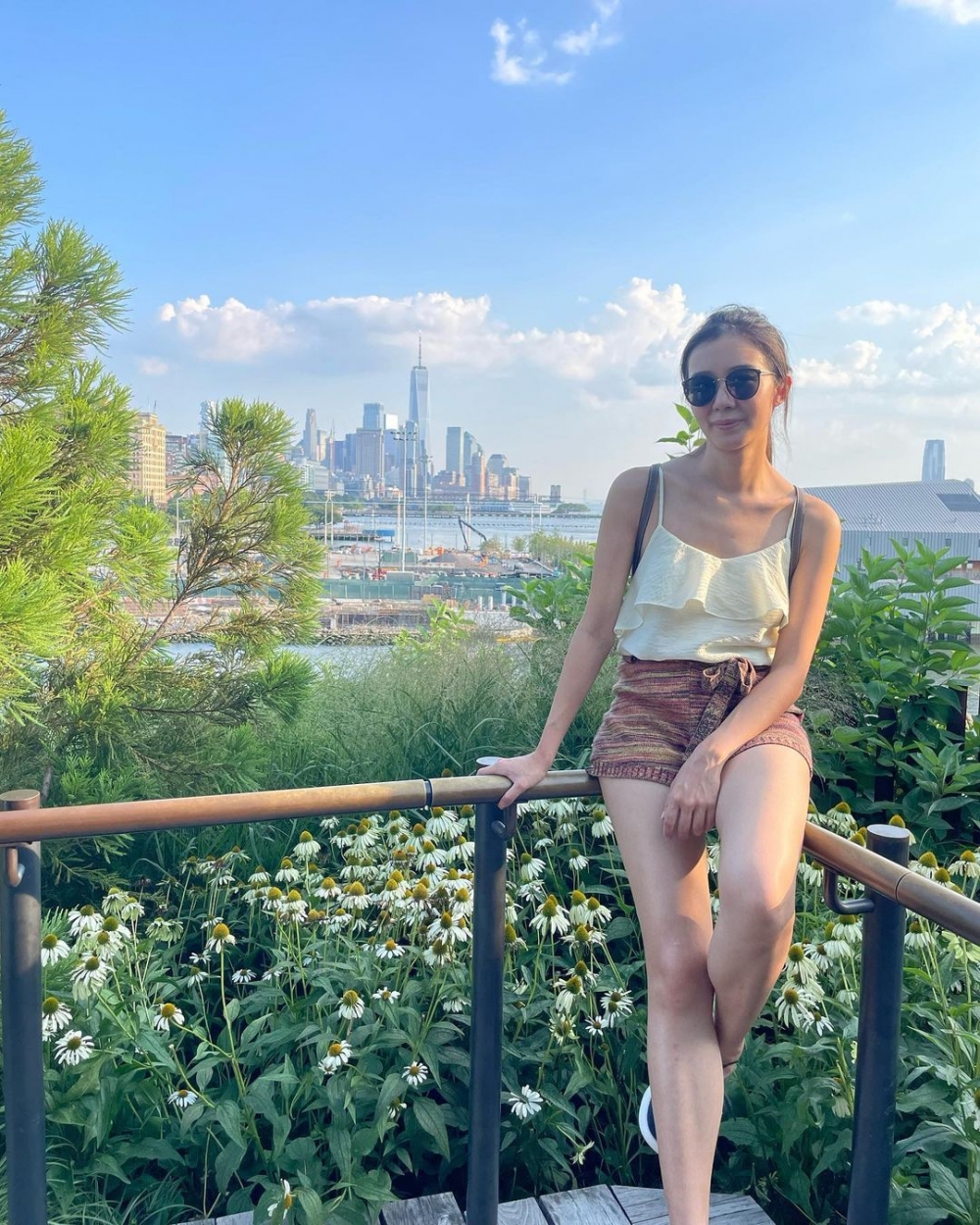 麥明詩約滿後離巢，雖然已甚少喺幕前出現，但麥明詩曝光率一啲都唔低，更接到唔少廣告。