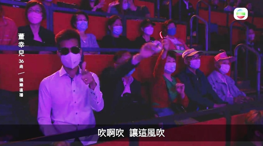 包括Happy伯在內嘅一眾娜娜fans就十分熱情咗揮手支持偶像