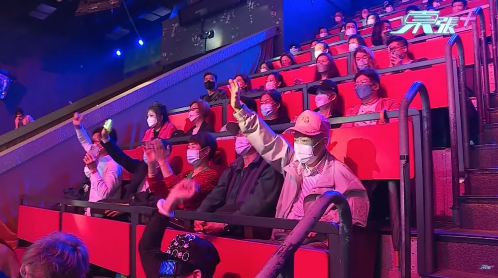 近日《中年好聲音》進行試音及淘汰賽，娜娜獲大批fans入場支持，當中更包括「頭號擁躉」Happy伯！