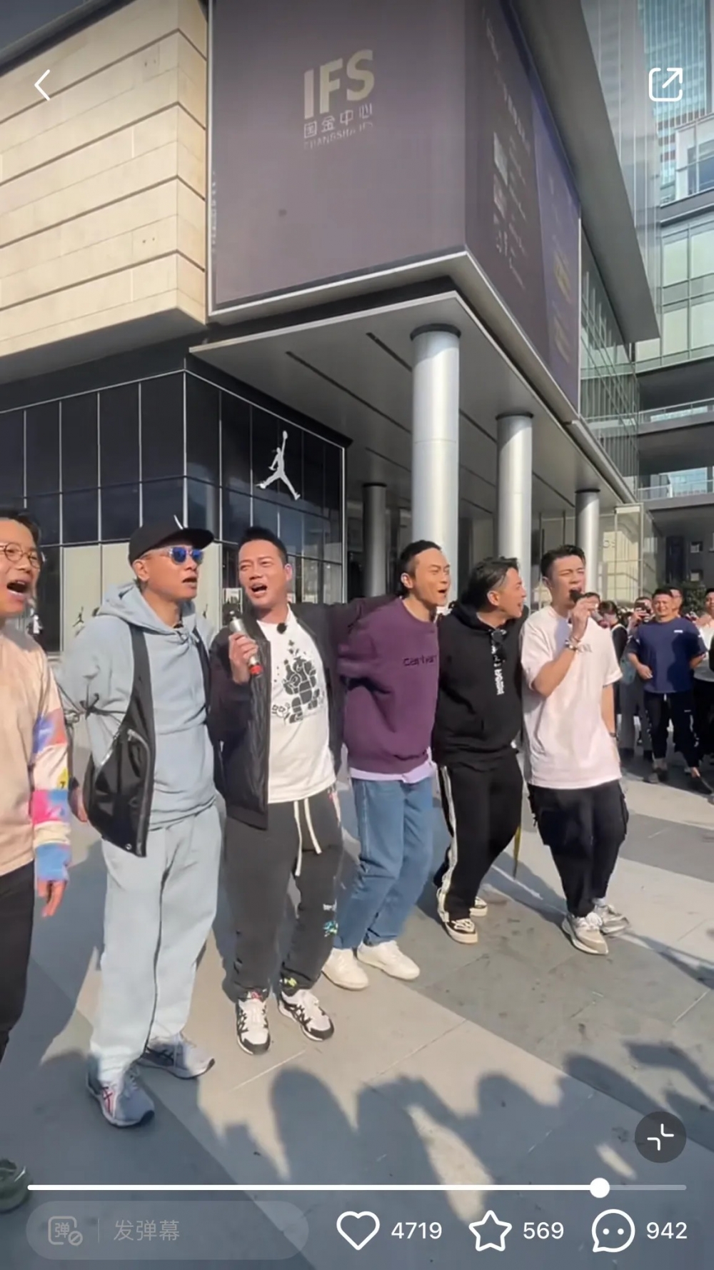 幾位大灣區哥哥滿面笑容揸咪合唱