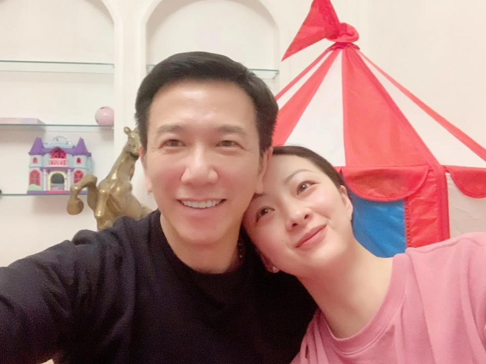 最近溫兆倫喺抖音公開多張老婆、女兒嘅合照