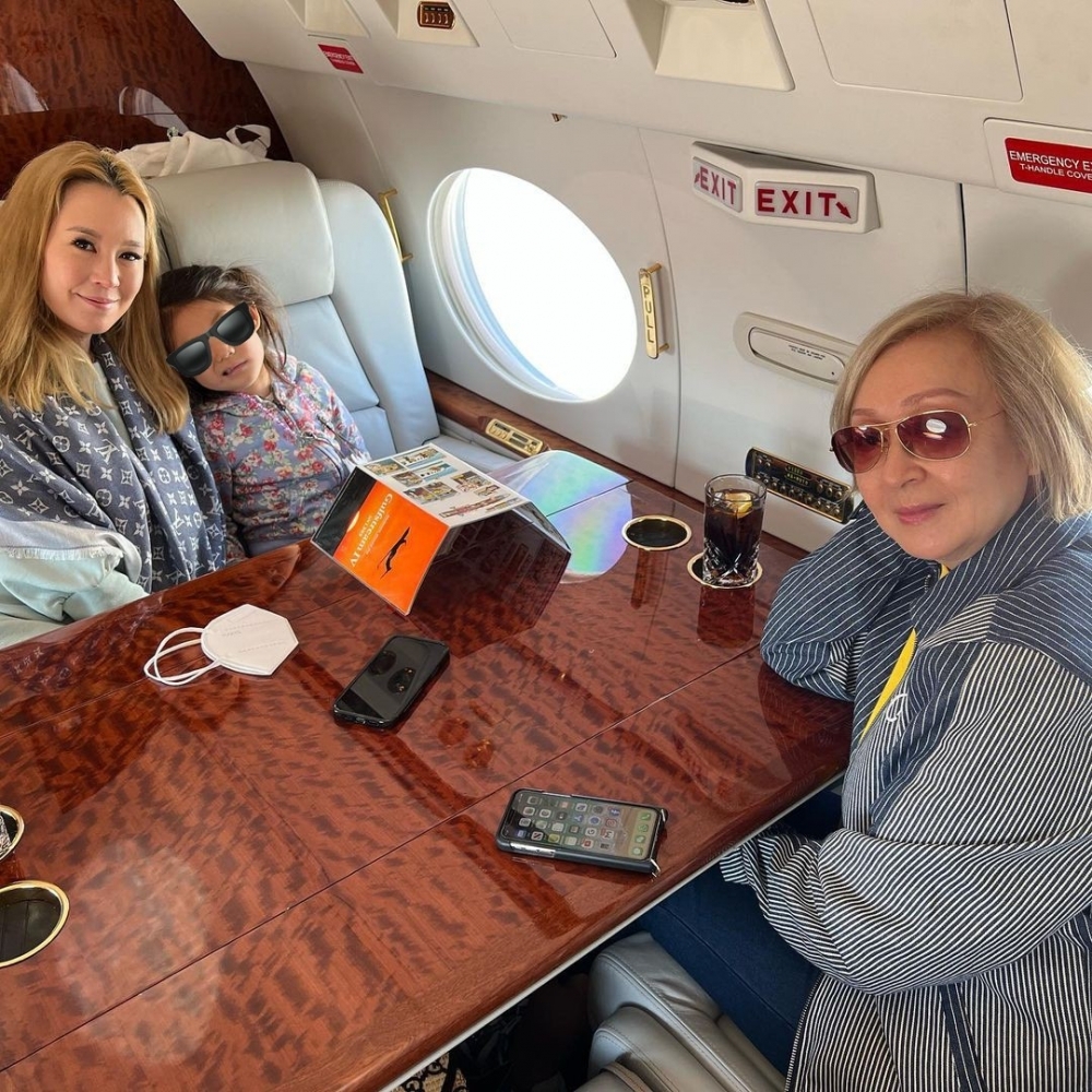 陳冠希同家人一齊去夏威夷度假，同行嘅仲有Edison家姐陳見飛同陳媽媽