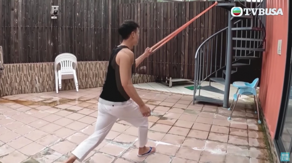 Kyle身高達185cm，加上6舊腹肌