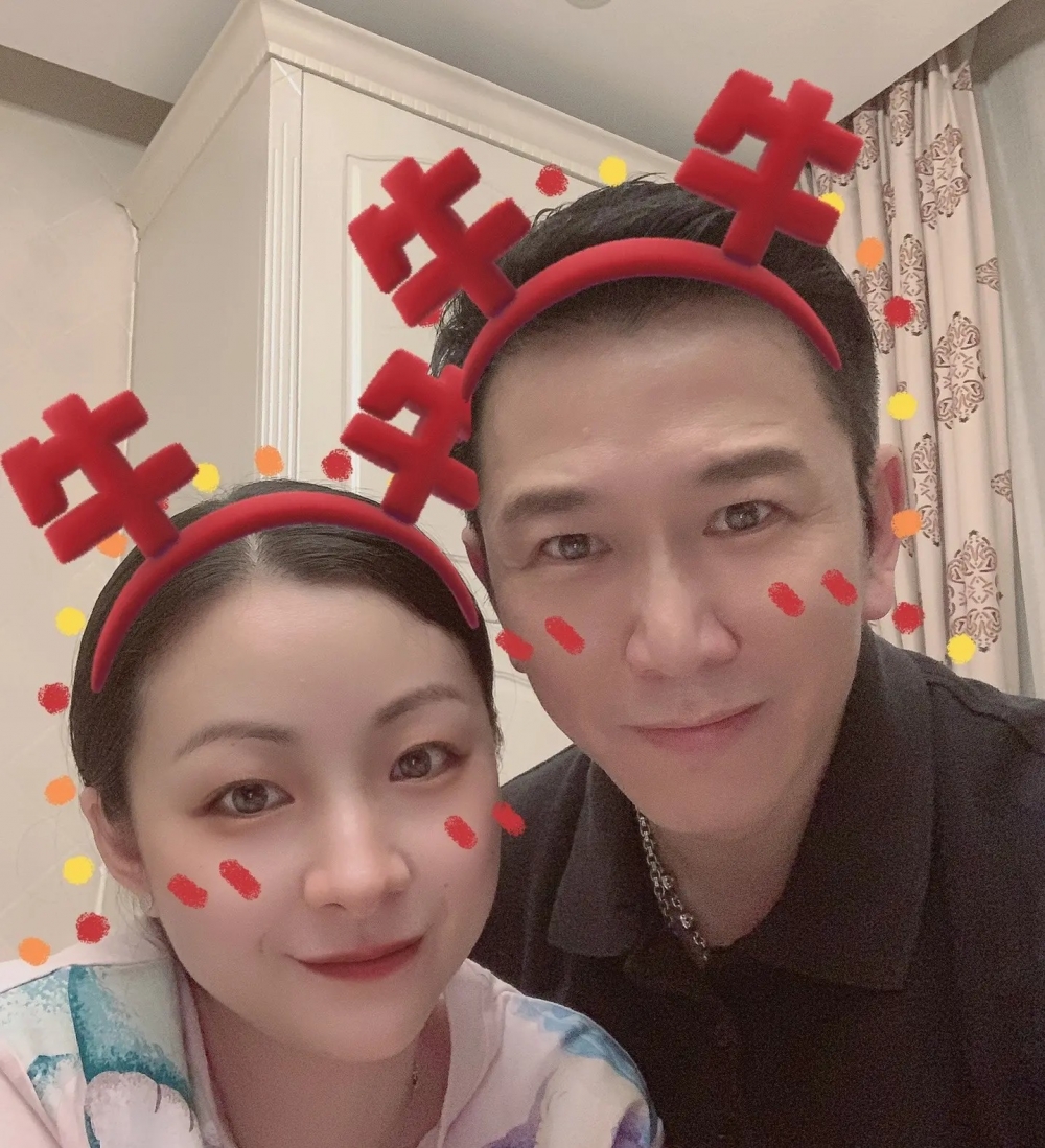 從相中都睇得出佢同老婆非常恩愛