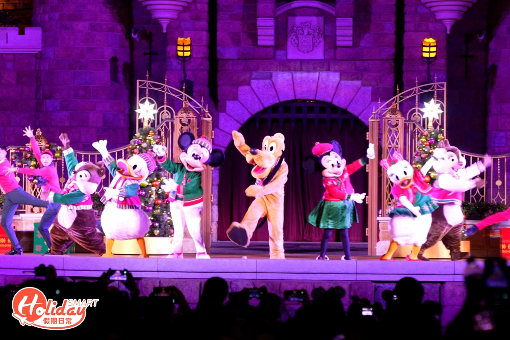 「奇妙飄雪 聖誕高飛」由米奇米妮、唐老鴨、黛絲、布魯托等經典人物，為大家載歌載舞，搞鬼地舞動巨型充氣雪球！