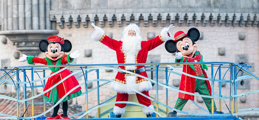 前者會由身穿聖誕服裝的米奇老鼠及其他迪士尼角色，隨著歡快的聖誕音樂在地中海灣迎接各位遊客。而後者則由米奇老鼠演唱經典的聖誕歌曲，再加入舞蹈，為聖誕節增添氣氛！