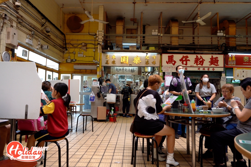 樂園是隱身於九龍城街市內的老牌茶檔,它更曾獲由蔡瀾提字的墨寶「勝過鮑參翅肚」,得到香港美食家的青睞。