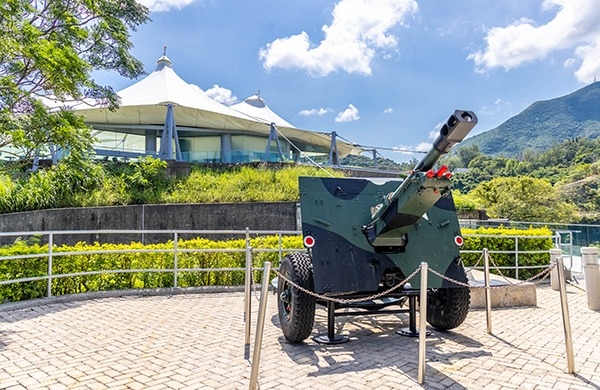 至於「鯉魚門軍事要塞史蹟徑」則設24個史蹟點,包括建在岸邊岩洞的魚雷發射站、屹立山嶺的鯉魚門堡壘、炮台、溝堡等,參觀者可在史蹟徑感受鯉魚門海峽的歷史與軍事氛圍,並欣賞人工建置與自然景致交織的獨特之美,喜歡探究歷史一定要去參觀。