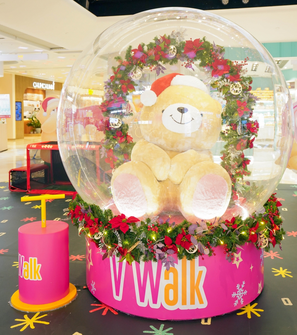 V Walk 2.1米高Forever Friends聖誕水晶球～