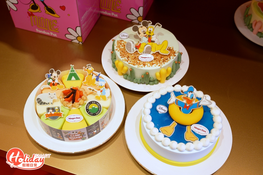 而除了享用可愛的迪士尼雪糕火鍋,場內可入手各款迪士尼蛋糕和冰袋。蛋糕推介露營主題雪糕蛋糕,適合一班朋友家人分享享用!