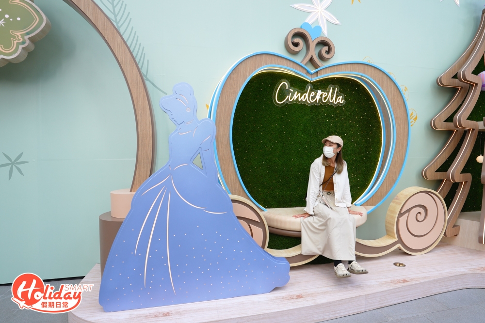 灰姑娘原來乘坐著南瓜馬車來到現場，南瓜馬車有別於以往的華麗裝飾，而是以木材精心雕琢而成；長髮公主正在旁邊忙碌著裝飾4米高木雕聖誕樹，夜晚亮光時顯得更加浪漫。