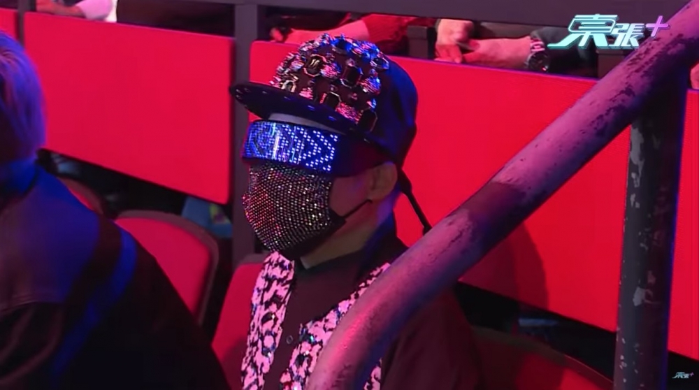 娜娜嘅fans穿著十分搶鏡，個個都戴上「寶石Cap帽」，更有人以高科技黑超現身。