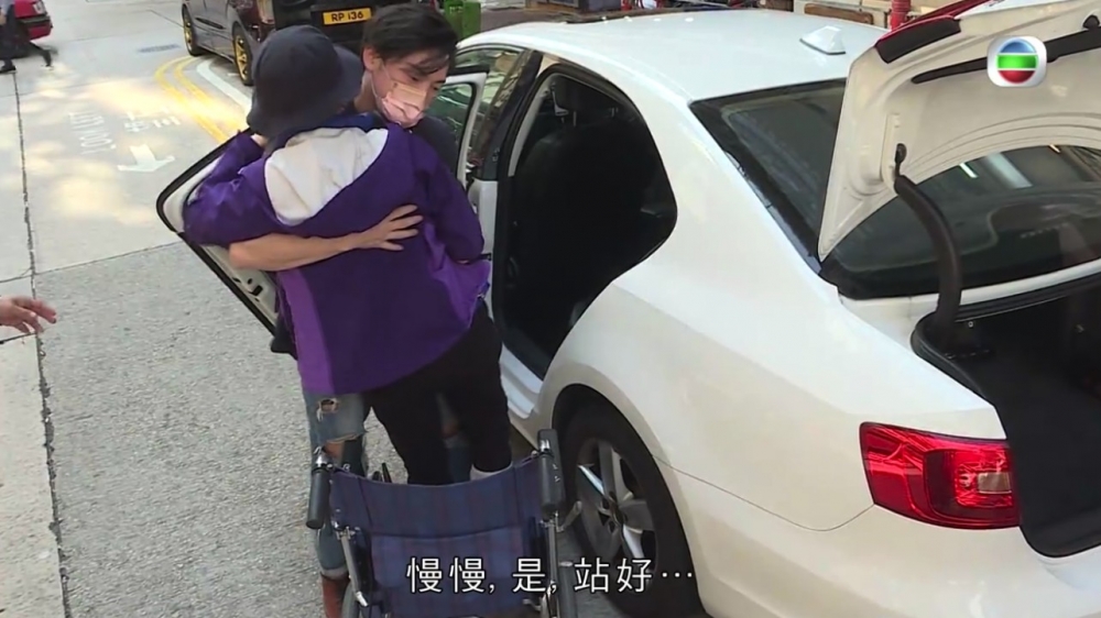 由於Kit現時行動不便,所以進出都需要使用輪椅