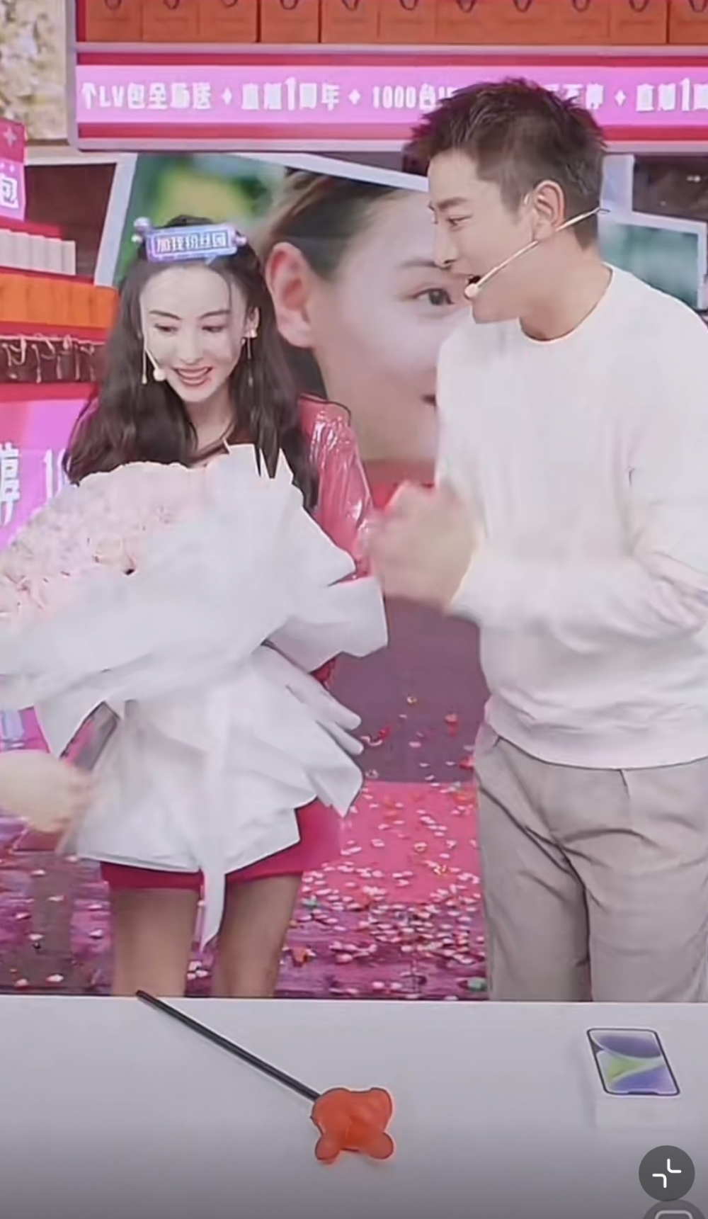 二人仲去彼此嘅直播帶貨現場作客，當中好多網民都大讚佢哋外型合襯！