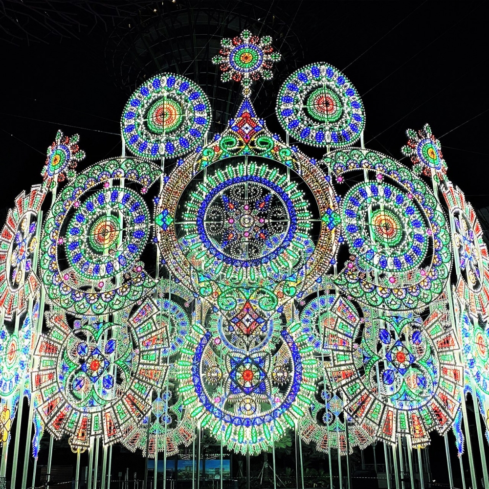 皇冠上的寶石使用了103,000個LED燈泡打造～