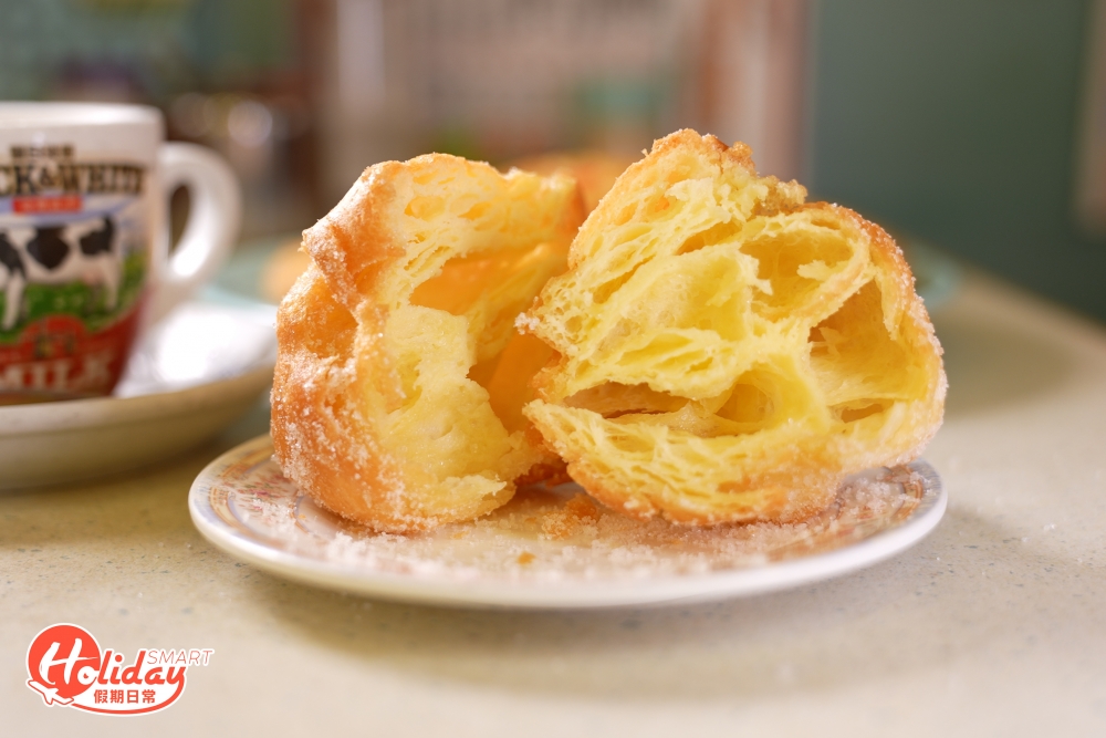 華輝的蛋球粒粒金黃圓渾，做到表層焦香輕脆且食落不死硬，咬開中間呈現蜂巢紋理，蛋香味濃郁，亦不會食到滿口油。