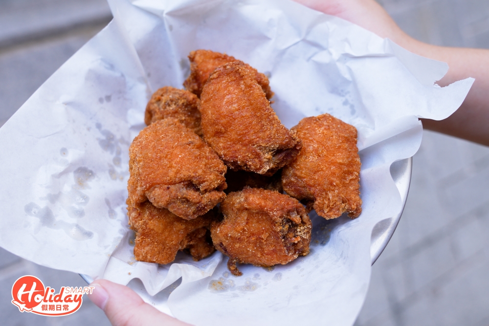 主打港式小食之外，店家憑著無骨炸雞闖出名堂，即叫即炸的雞件仍保留到肉汁，金黃色外皮酥脆，再灑上孜然粉，每件大件夾抵食又滋味。