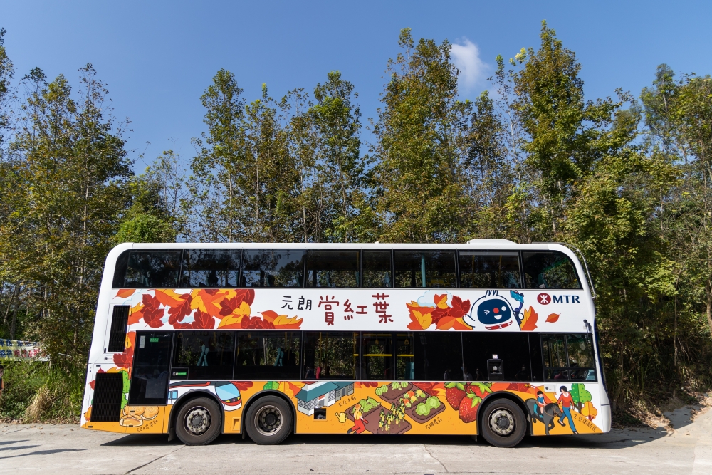 K66A「 鐵仔紅葉巴士」外觀有鐵仔喺紅葉下瘋狂影相嘅興奮樣。