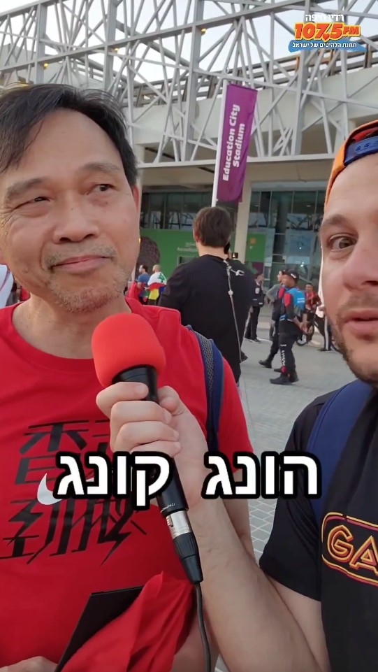 Alex Shults就問佢香港女生點樣,Yu就皺住眉咁話:「Hong Kong...OK la...not too bad」