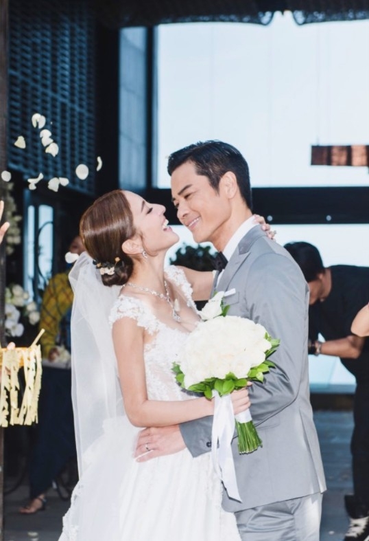 現年53歲嘅鄭嘉穎同太太陳凱琳於2018年結婚