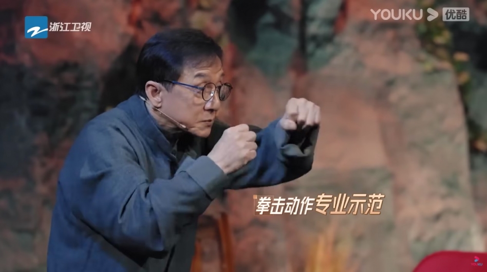 成龍更當眾示範拳擊動作