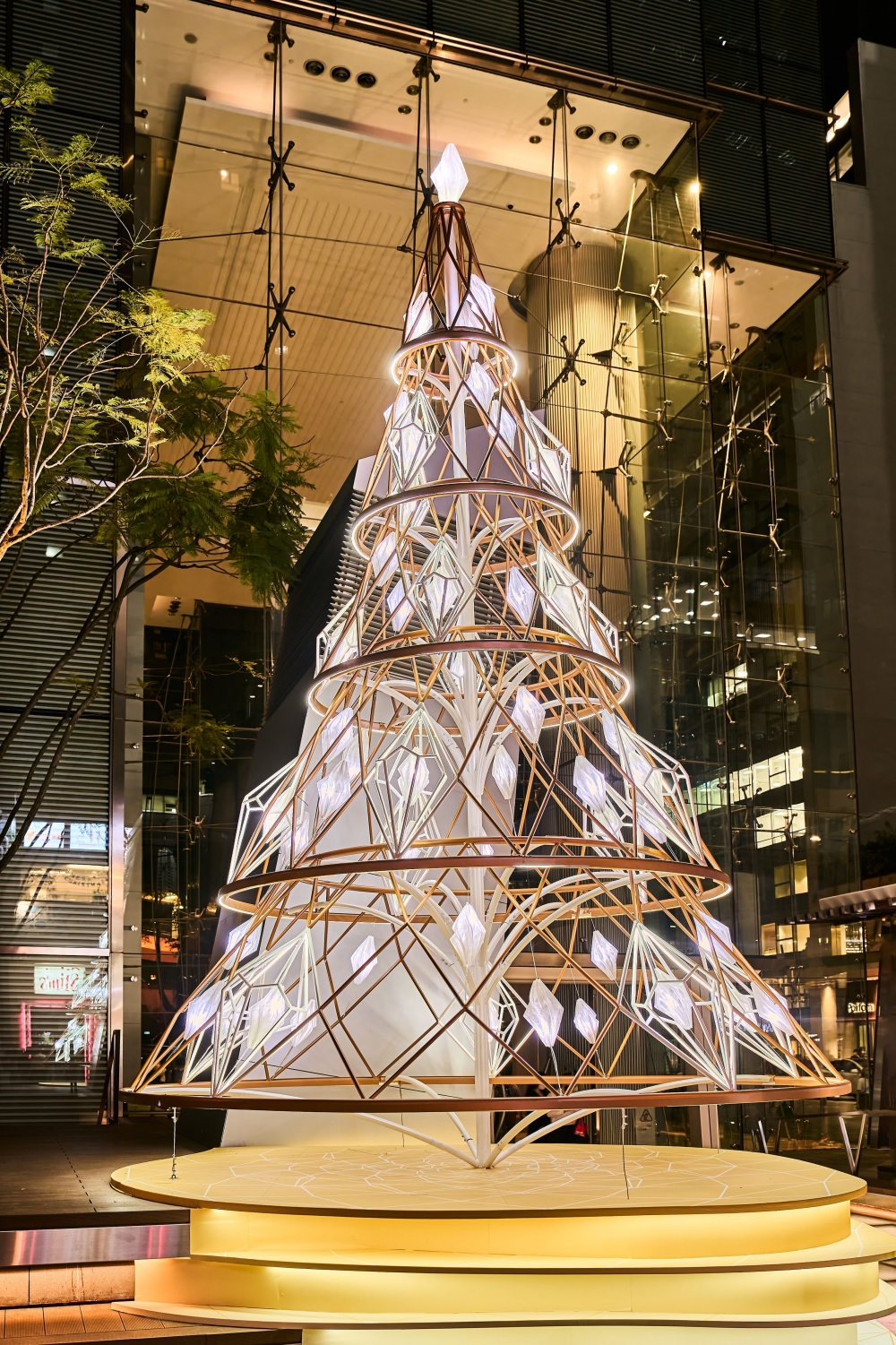 水晶吊燈設計螺旋聖誕樹仿照舞會上嘅水晶吊燈設計