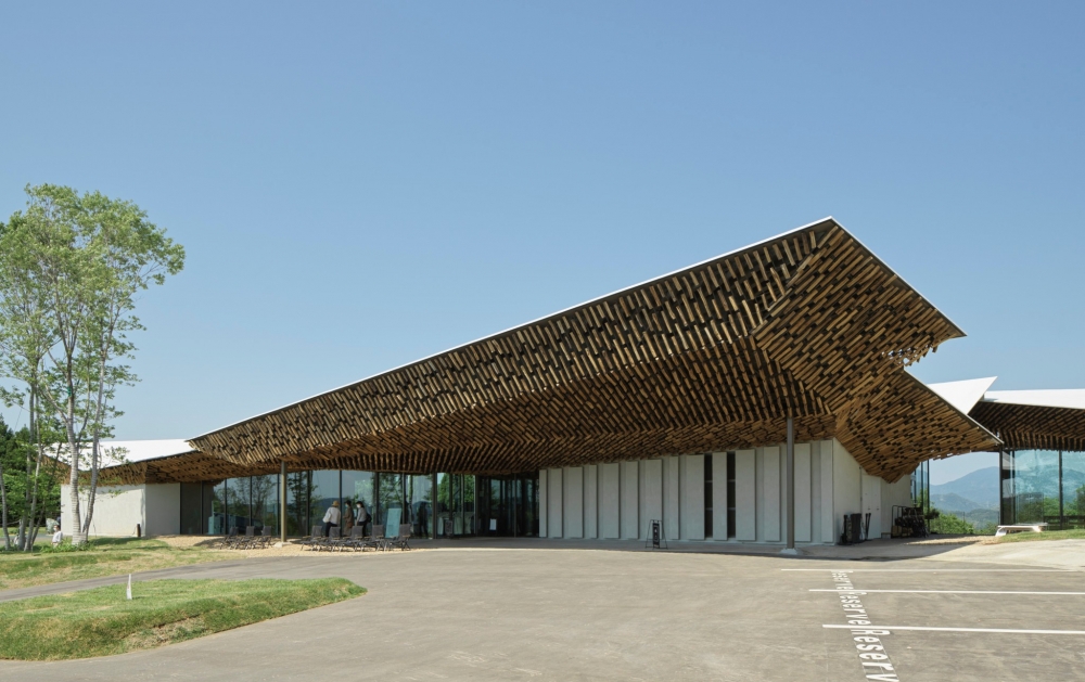 酒店天花的內外圍都被木頭所包圍，總共有2萬枝左右