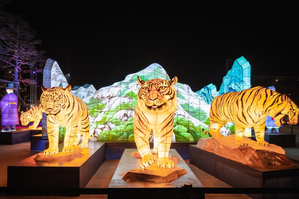 「光之庭院」展示一系列市民韓紙燈設計大賽獲獎作品。