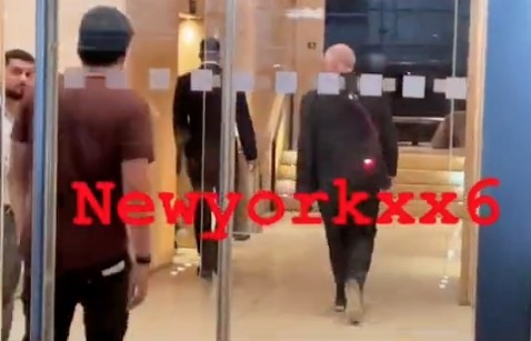 落車後男子未有離開而係同埋Rosé一齊進入酒店