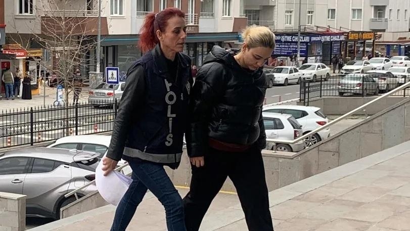 艾瑟(右)(Ayşe Özkiraz)已經被捕