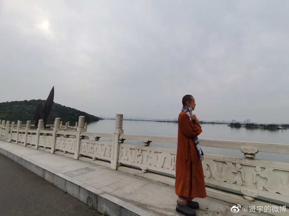 大學畢業後佢成為北京西山腳下嘅龍泉寺修行居士，到2010年柳智宇正式出家。