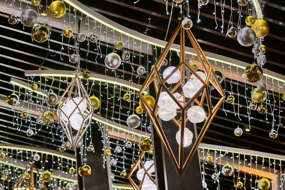 有啲掛飾好似巨型鑽石吊墜咁，好壯觀！